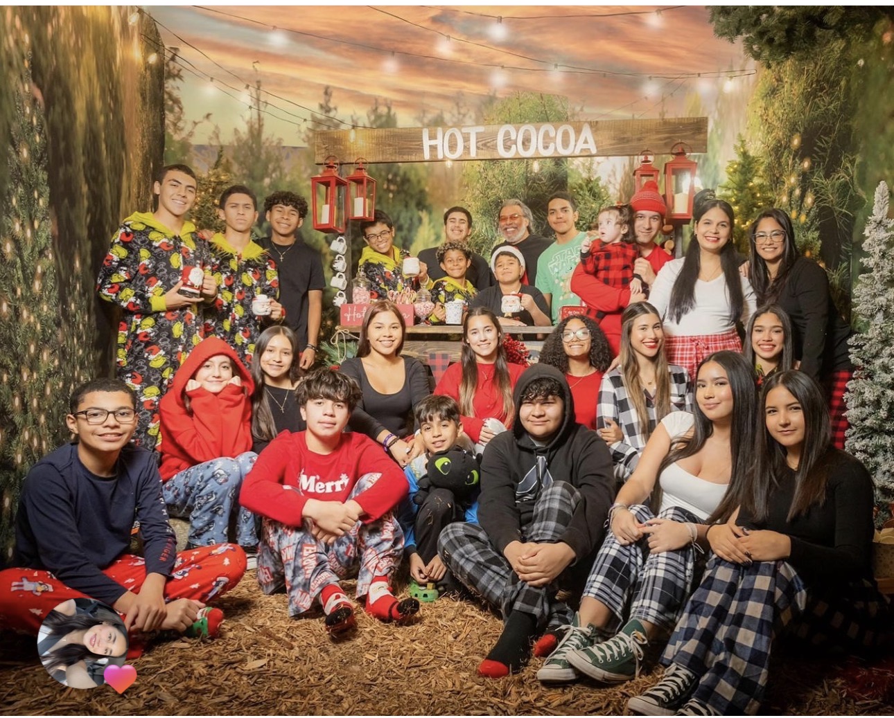 Conectados Christmas gathering with the youth group