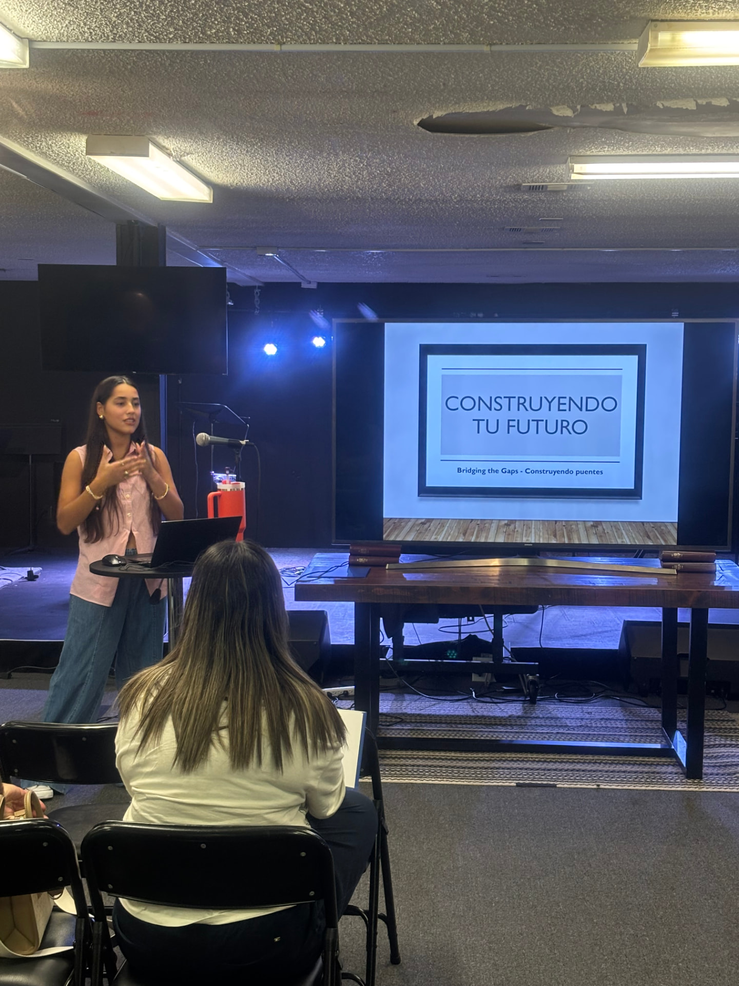 Nicole presenting the Construyendo tu Futuro workshop for Bridging the Gaps